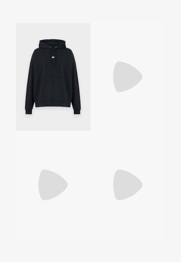 Μαύρο φούτερ Nike με τσέπη καγκουρό μπροστά, ρυθμιζόμενο σκοινί για την κουκούλα και μικρό λευκό λογότυπο Nike στο κέντρο του στήθους.; Μαύρο κοντομάνικο μπλουζάκι με μπλε και λευκό στιλιζαρισμένο κείμενο "AIR" και το λογότυπο Nike Swoosh στο στήθος.; Καφέ εργασιακό παντελόνι με ενισχυμένα γόνατα, πολλές τσέπες, θηλιές για ζώνη και ορατή λευκή ραφή σε απλό φόντο.; Γκρι αθλητικό παπούτσι που συνδυάζει πλέγμα και σουέντ υλικά, με μαύρη σόλα και ορατή μονάδα αέρα. Διακριτικές ανοιχτόγριζες λεπτομέρειες και κορδόνια.