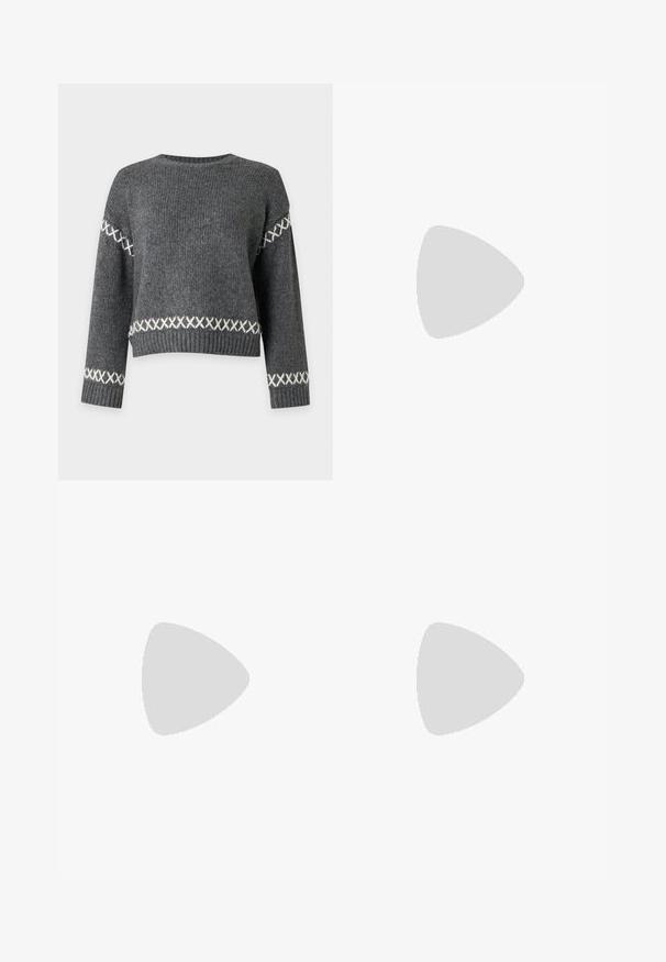 Pull en tricot gris foncé avec des motifs en points de croix blancs sur les manches et près de la taille, col rond, poignets et ourlet côtelés.; Jean en denim noir évasés avec une taille ajustée, design à cinq poches et accents en métal argenté, présentant une texture lisse et une longueur standard.; Bottes de cowboy en cuir marron avec un bout pointu, fermeture éclair sur le côté et design serpent texturé en beige, ornées de clous décoratifs le long des bords.; Sac à main en cuir tressé noir avec poignée courte et bandoulière amovible, présenté sur un fond clair uni.