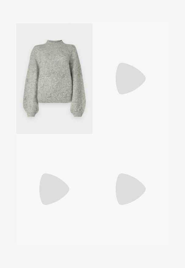 Pull en tricot gris clair avec un col haut, des manches larges et une texture douce. Présente un motif subtil sur l'ensemble.; Jeans évasés taille haute en denim bleu clair avec deux poches arrière, ourlet brut et délavage subtil sur les cuisses. Design classique à cinq poches.; Chaussure de ballet plate noire avec doubles brides à boucle, œillets argentés et petit nœud près de l’orteil arrondi sur fond blanc.; Petit sac à main noir brillant avec deux longues anses et des détails à cordon sur les côtés sur un fond clair uni.