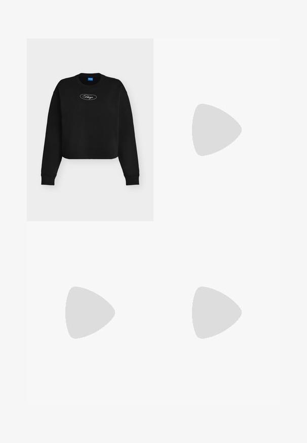 Sweat-shirt court noir avec manches longues, poignets côtelés et logo blanc "Hugo" dans un ovale sur la poitrine.; Pantalons en cuir noir avec une texture lisse, design à jambes larges et une taille mi-haute dotée de passants de ceinture et de poches avant.; Chaussure noire à talon haut avec bout pointu et logo doré, posée sur une surface réfléchissante près d'un organiseur de dossiers en fil chromé contenant des documents.; Sac à épaule en cuir noir avec rabat incurvé, logo doré "HUGO" sur le devant, et une bandoulière réglable.