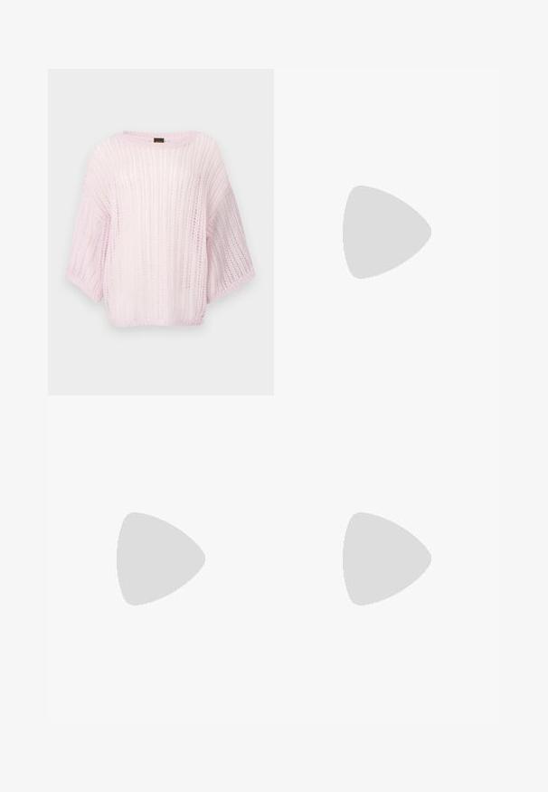 Pull rose clair en tricot avec une coupe ample, des manches larges et un motif texturé. Encolure arrondie et tissu doux et transparent.; Jean en denim bleu clair avec taille haute, fermeture par bouton et zip, poches avant et arrière, et jambes évasées.; Sandale à talons hauts en cuir verni noir avec une bride au niveau de la cheville, bout ouvert et talon carré. Texture lisse et design minimaliste.; Sac à bandoulière en cuir marron clair avec sangle réglable, fermeture éclair argentée et pendentif rond en métal avec le logo MK suspendu sur le côté.