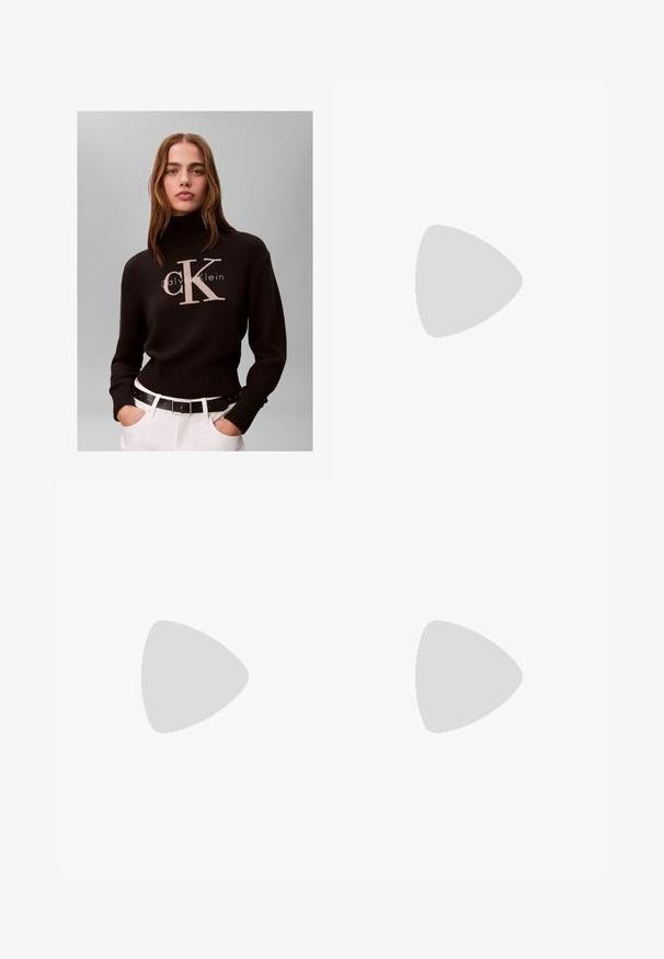 Vrouw met lang haar die een zwarte Calvin Klein coltrui draagt en witte broek met zwarte riem tegen een effen achtergrond.; Zwarte wijde denim jeans met knoop- en ritsluiting aan de voorkant, riemlussen en vijf zakken.; Zwarte leren balletschoenen met een spitse neus, platte zool en een kleine strap met een zilveren gespsluiting.; Witte Calvin Klein schoudertas met lange hengsels, rechthoekige vorm, ritssluiting en decoratieve logohanger bij het hengsel.