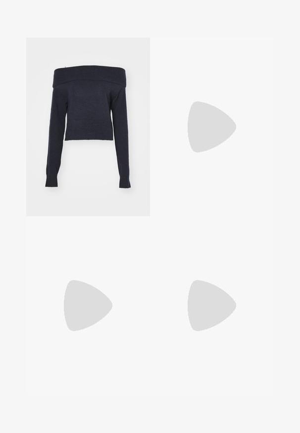 Weekday LOLO OFF SHOULDER  - Πουλόβερ - navy; Ανοιχτό μπλε παντελόνια καμπάνα με ξεθωριασμένο φινίρισμα, διαθέτουν κλασικό σχέδιο πέντε τσεπών και μεταλλικά κουμπιά στη μέση.; Πόδια με σκουρόχρωμα ριμπ κολάν συνδυασμένα με μαύρα μπαλαρίνα παπούτσια με μικρές λεπτομέρειες φιόγκων σε λευκό φόντο.; Μαύρη δερμάτινη τσάντα ώμου με λεπτομέρεια ιμάντα με πόρπη, καμπυλωτές άκρες και αντίθετη λευκή ραφή σε απλό φόντο.