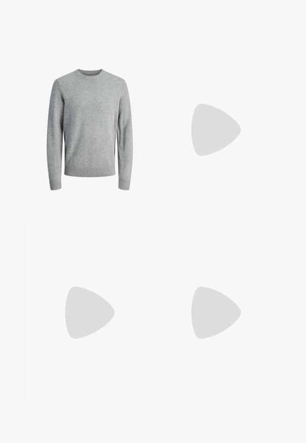 Pull en tricot gris avec un col rond, des manches longues, des poignets et un ourlet côtelés. Texture lisse avec un motif uni, adapté à un style décontracté.; T-shirt en coton blanc avec un col rond et des manches courtes. Présente une coupe classique et carrée, sans motifs ni accents visibles.; Jean noir droit avec poches avant, passants de ceinture et fermeture à bouton, présenté à plat sur fond blanc.; Chaussures en cuir noir de style mocassin avec une semelle plate et texturée, présentant un bout piqué et une sangle traversant le cou-de-pied.