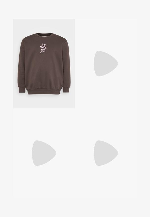 Sweatshirt marron avec un col rond et des manches longues. Présente un design de broderie florale rose sur le devant, un tissu texturé et des poignets en côtes.; Pantalon droit vert olive avec plis devant, poches latérales, passants de ceinture et fermeture par bouton à la taille.; Baskets noires en toile avec des coutures blanches, bout rond et semelle en espadrille texturée de couleur brun clair. Elles présentent des lacets noirs et un onglet au talon brun.; Sac messager noir en nylon avec une finition mate. Il dispose d'une fermeture à rabat, d'une sangle réglable et d'une petite plaque en métal avec logo.