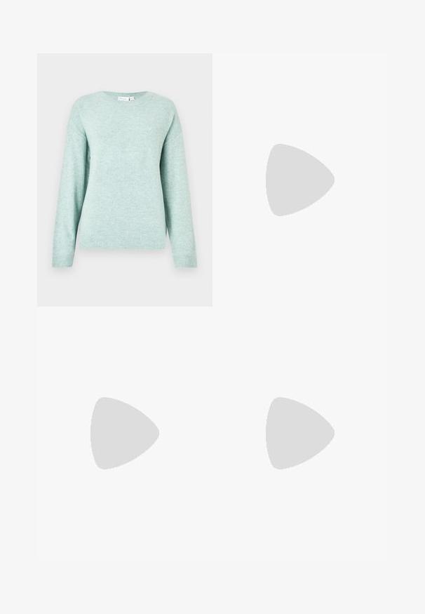 Pull vert menthe clair en tissu doux, avec un col rond, des manches longues et des poignets et ourlet côtelés. Sans motifs ni accents visibles.; T-shirt rose clair à encolure en V avec manches courtes, motif floral et rayures multicolores sur la poitrine, avec le logo "Rip Curl" sur le côté droit.; Jean bleu clair taille haute à jambes droites avec fermeture devant par bouton et zip, poches avant et arrière, et passants pour ceinture.; Chaussure à talon kitten en cuir verni marron avec bride arrière, bout pointu et petit détail nœud sur fond uni.