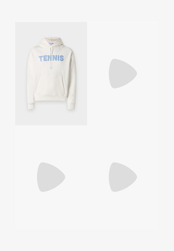 Sweat à capuche blanc avec le texte "TENNIS" en bleu clair sur la poitrine, poche avant et capuche à cordon.; T-shirt en coton blanc à manches courtes, avec le mot « TENNIS » en lettres capitales bleu clair sur la poitrine.; Pantalon de sport noir avec taille élastique, jambes fuselées, bandes latérales blanches et petit logo crocodile vert sur la cuisse droite.; Baskets de sport blanches avec un dessus en mesh texturé, un design courbé et une semelle noire contrastante. Présente un logo brodé vert sur le côté.