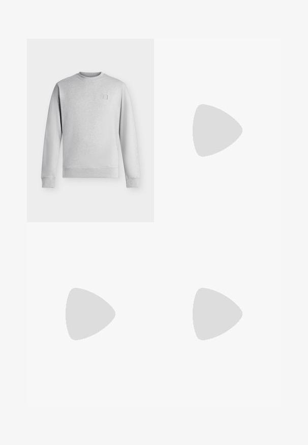 Lysegrå crewneck sweatshirt med lange ærmer og ribbet manchetter og kant, med et lille firkantet logo på venstre bryst.; Sorte denim jeans med lige ben-design, med knap- og lynlåslukning, forlommer og subtile teksturer.; Fødder iført beige sneakers med brune såler og sorte bukser med vide ben på hvid baggrund.; Lille beige crossbody-taske med lynlåslomme foran, metal ALDO-logo, justerbar bred rem og rundet rektangulær form på hvid baggrund.
