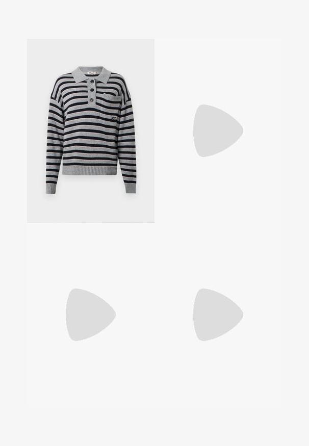 Pull-over en tricot rayé gris avec des rayures bleu marine et rose clair, un col, une fermeture à trois boutons et une petite poche sur la poitrine.; Jupe midi noire en tissu léger. Elle présente une silhouette droite, une texture lisse et une taille simple sans embellissements.; Filippa K REY FLATS - Ballerines - bright red; Petit sac pochette en cuir bordeaux avec fermoir métallique argenté et bracelet sur fond blanc.