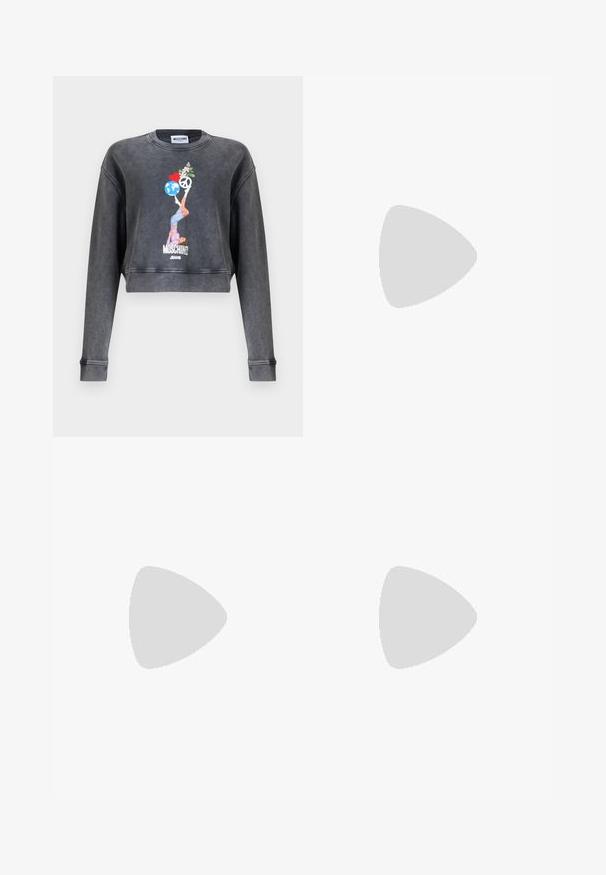 Sweatshirt Moschino court gris foncé avec un graphique représentant une femme équilibrant un globe, un cœur, un symbole de paix et des fleurs, avec le texte Moschino Jeans en dessous.; Bandeau en denim noir avec une finition texturée et l'inscription "MO5CHING JEANS" en lettres majuscules. Présente un design aux courbes lisses et des bords cousus.; Jean noir taille haute à jambes droites avec poches avant, passants pour ceinture, fermeture par bouton et coutures visibles sur un fond clair.; Chaussure à talon haut en cuir verni noir avec un bout pointu, un détail nœud à l'avant et un accent décoratif en métal doré à l'arrière.
