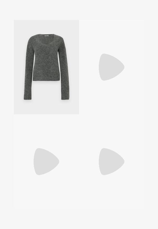 Pull gris à manches longues en tissu doux et texturé, avec un col large et arrondi et une silhouette ajustée.; Pantalon à jambes larges en tissu gris clair avec un motif léopard subtil, doté d'une ceinture élastique et d'un cordon ajustable.; Chaussure slingback noire avec un bout pointu, texture en maille tissée et accent de boucle au talon. Talon fin et courbé. Détails en cuir lisse.; Sac à main en maille noire orné de clous en argent, avec une poignée incurvée et une bandoulière en chaîne. Texture douce avec une forme arrondie.
