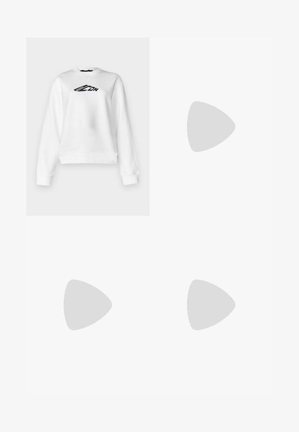 Sweatshirt blanc avec un col rond et des manches longues. Texte graphique noir sur la poitrine. Tissu doux avec une coupe légèrement raccourcie.; Pantalon de survêtement noir avec une coupe fuselée, taille élastique, cordon de serrage doré et finitions côtelées ; présente un petit logo à l'avant.; Baskets basses blanches en cuir texturé, semelle épaisse à plateforme et fermeture à lacets, vues de profil sur fond uni.; Lunettes de soleil noires surdimensionnées de forme carrée, fabriquées en plastique brillant, avec des verres gris, de petites accents argentés et une marque gravée sur la branche.