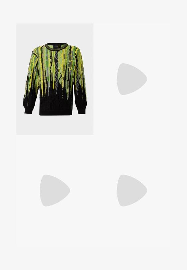 Pull en tricot à manches longues avec des motifs abstraits verticaux dans des tons verts, jaunes, noirs et gris, avec un col rond et des poignets côtelés.; Débardeur noir sans manches en matériau texturé. Doté d'un col rond et d'un accent logo discret près de l'ourlet. Design simple.; Short en jean noir délavé avec broderie noire de style gothique sur le devant et design classique à cinq poches sur fond uni.; Mocassins en cuir noir avec un embout rond, présentant des accents en métal doré et des détails de couture, montés sur une semelle en caoutchouc texturé et basse.