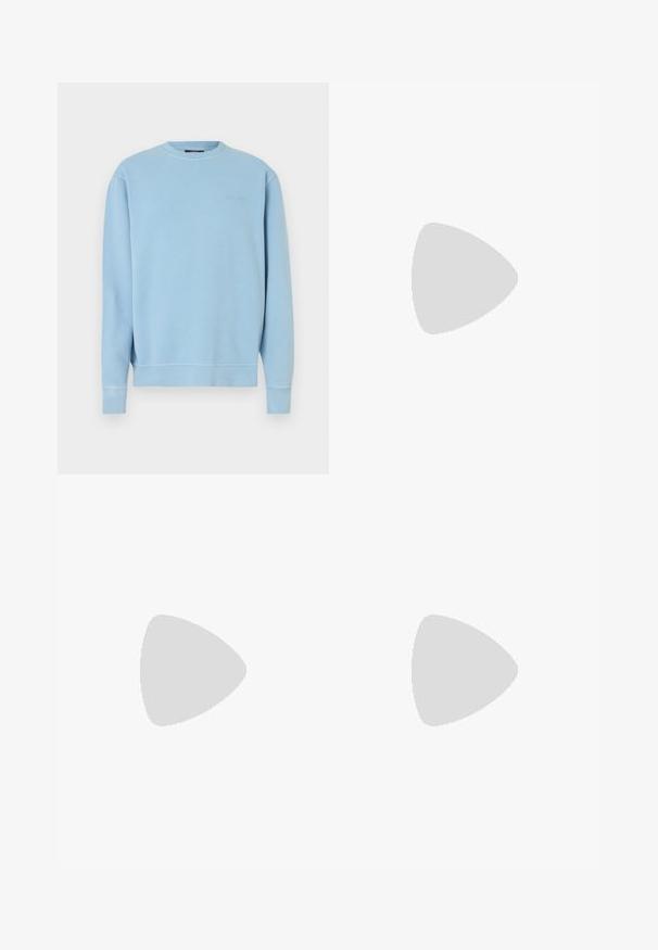 Sweatshirt bleu clair à col rond en coton. Présente des poignets et un ourlet côtelés, avec un petit logo brodé sur la poitrine. Texture lisse.; T-shirt blanc à manches courtes et col rond avec petite poche poitrine ornée d'un écusson logo Columbia noir.; Pantalons cargo noirs avec une coupe large, une taille ajustable avec une boucle et deux poches latérales pour le rangement. Tissu léger.; Baskets de sport noires avec tige en mesh et synthétique. Comprend une semelle texturée, des accents réfléchissants et un talon renforcé.