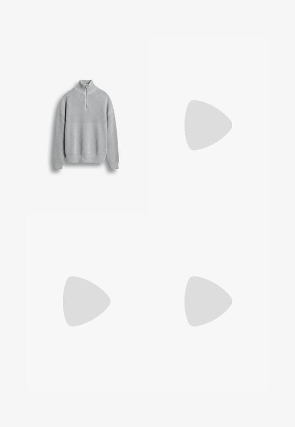 Lichtgrijze gebreide trui met lange mouwen en een korte rits op de hoge kraag, afgebeeld tegen een egale achtergrond.; Gestreept shirt in groen en wit, voorzien van een kraag met knoopsluiting, lange mouwen, een zak aan de voorkant en een klein logolabel.; Zwarte denim wide-leg broek met een hoge taille, voorzien van vijf zakken en een knoopsluiting. Stof heeft een zachte textuur en een lichte rek.; Bruine leren enkellaars met zwarte kraag, gele veters en een zandkleurige zool. Voorzien van een logo en witte stikseldetails. Robuuste loopzool met grip.