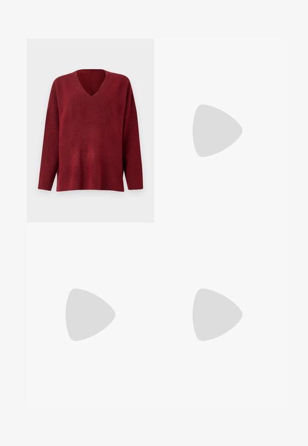 Pull-over v neck rouge à manches longues, fabriqué en tissu texturé doux, offrant une coupe décontractée et des fentes sur les côtés à l'ourlet.; Jupe mini en faux cuir noir avec un design ajusté, des plis latéraux et une ceinture avec une boucle argentée et des œillets. Texture lisse, taille haute.; Bottes de cow-boy en cuir noir avec bout pointu, coutures apparentes, ornements à clous argentés et fermeture éclair sur le côté intérieur.; Sac à main bordeaux en matériau brillant, de forme rectangulaire, avec deux anses et des accents légèrement courbés à l'avant.