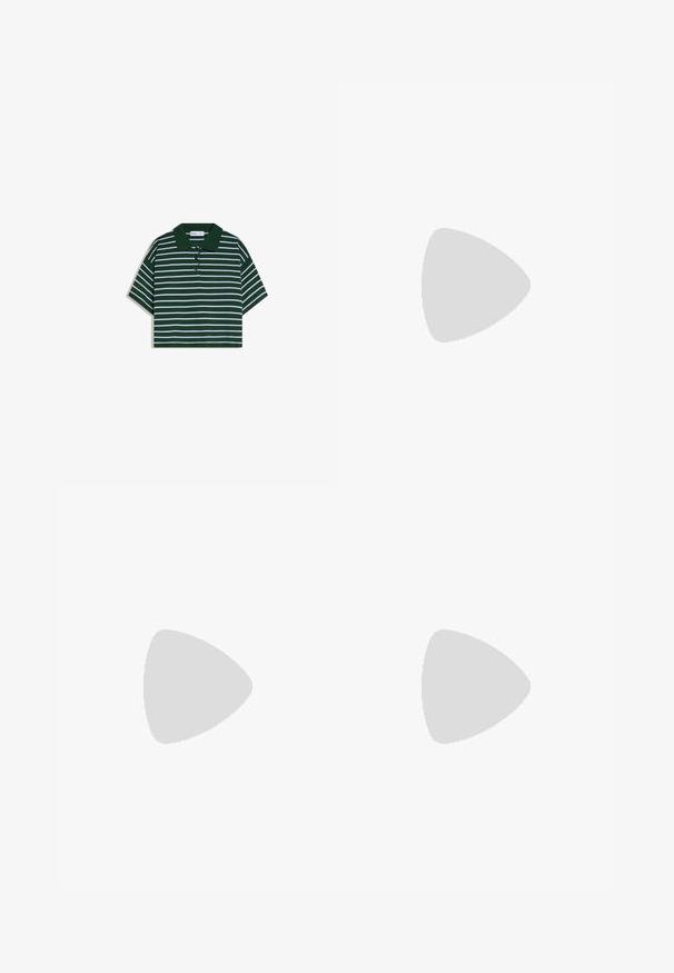 Polo vert foncé coupé avec des rayures horizontales blanches et une patte de boutonnage à trois boutons.; Jupe maxi blanche à volants avec une taille élastique. Fabriquée en tissu léger, elle présente des couches semi-transparentes et un design fluide.; Chaussure slingback noire en cuir à bout pointu avec un petit talon aiguille bas et une bride réglable à boucle sur un fond clair uni.; Lunettes rectangulaires transparentes avec montures et branches claires, placées sur une surface blanche avec des ombres douces.