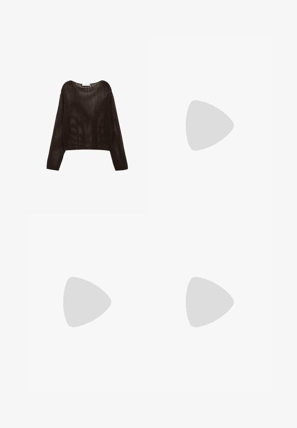 Top de manga larga en estilo crochet de color marrón oscuro, con un corte holgado y textura de tejido abierto, con un cuello redondo y hombros caídos.; Pantalones marrones de pierna ancha con pliegues frontales, trabillas para cinturón y tela texturizada.; Zapato salón destalonado de charol marrón oscuro con punta afilada y tacón bajo de estilo gatito sobre fondo blanco.; Bolso de mano de cuero marrón con un patrón de textura tejida, con dos asas largas y delgadas para llevar al hombro.