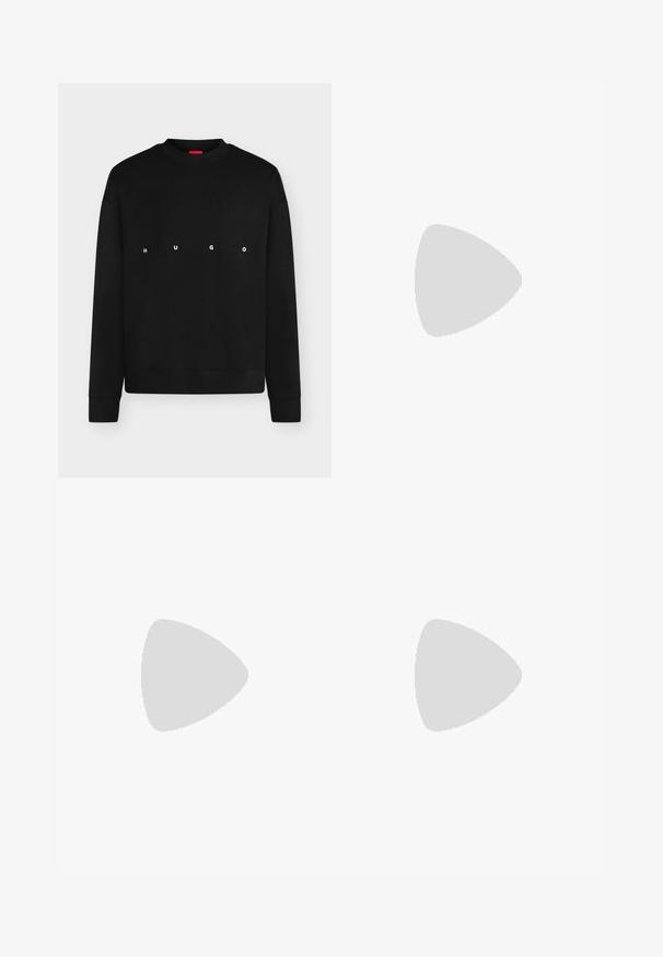 Sweat-shirt noir à manches longues col rond avec "HUGO" imprimé en lettres blanches espacées sur la poitrine.; Chemise à manches longues bleu clair en tissu lisse, dotée d'un col pointu et d'un devant boutonné, avec un logo brodé discret sur la poitrine.; Jeans en denim bleu avec un design à jambe droite, présentant un léger délavage, un petit détail usé à l'avant et un style classique à cinq poches.; Chaussures de sport noires avec une finition mate lisse, un bout arrondi, des panneaux latéraux texturés et une semelle épaisse en caoutchouc avec une bande de roulement à motifs.