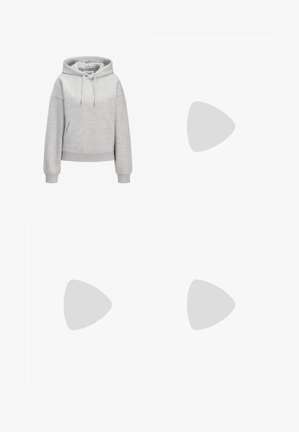 Lichtgrijze hoodie met een voorzak in kangeroestijl, verstelbare trekkoordkap, geribbelde manchetten en zoom, en een klein wit logo van "JUXX STUDIO" op de borst.; Zwarte nauwsluitende korte mouwen T-shirt met ronde hals en paarse merkembleem binnenin de kraag.; Lichtgrijze joggingbroek met trekkoord in de taille, elastische band en wijde pijpen, getoond tegen een effen witte achtergrond.; Zwarte suède en leren sneaker met een crèmekleurige zij-swoosh en lichte crèmekleurige hiel. Voorzien van beige veters en een gumrubberen zool.