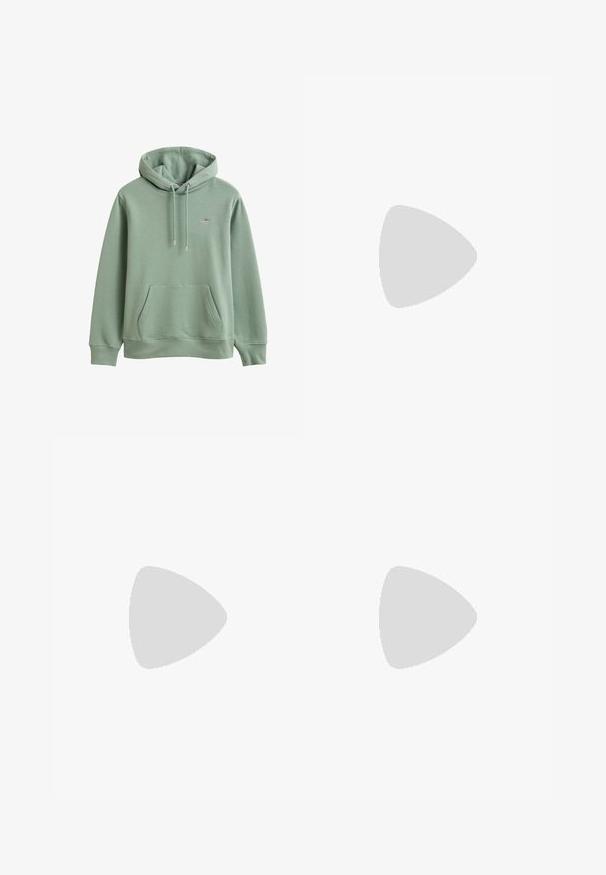 Sweat à capuche vert clair avec poche devant, capuche avec cordon réglable, poignets côtelés et petit logo brodé sur la poitrine.; Polo en coton blanc avec des rayures horizontales rouges. Comprend un col classique, une patte de boutonnage à trois boutons et un petit logo sur la poitrine.; Jean bleu clair à jambes droites avec poches avant, passants de ceinture et fermeture par bouton sur fond blanc uni.; Baskets en daim blanc à finition lisse, embout rond, design lacé plat, avec des accents texturés contrastants. Comprend un détail de logo subtil.