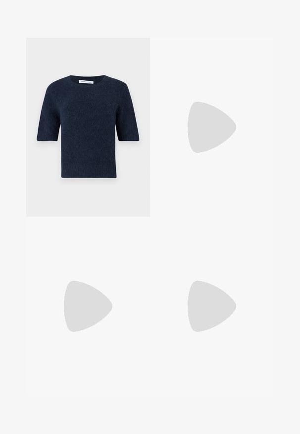 Pull court en tricot flou bleu marine à manches courtes, avec un col rond et un ourlet droit, présenté sur fond blanc.; Jean large bleu clair en denim, présentant un lavage décoloré, un design traditionnel à cinq poches, et des coutures visibles le long des seams.; Escarpin blanc en cuir à bout pointu avec boucle décorative dorée et talon fin sur un fond clair uni.; Sac à main en cuir marron avec poignées arrondies, bord supérieur incurvé et breloque logo Michael Kors dorée suspendue sur le côté.
