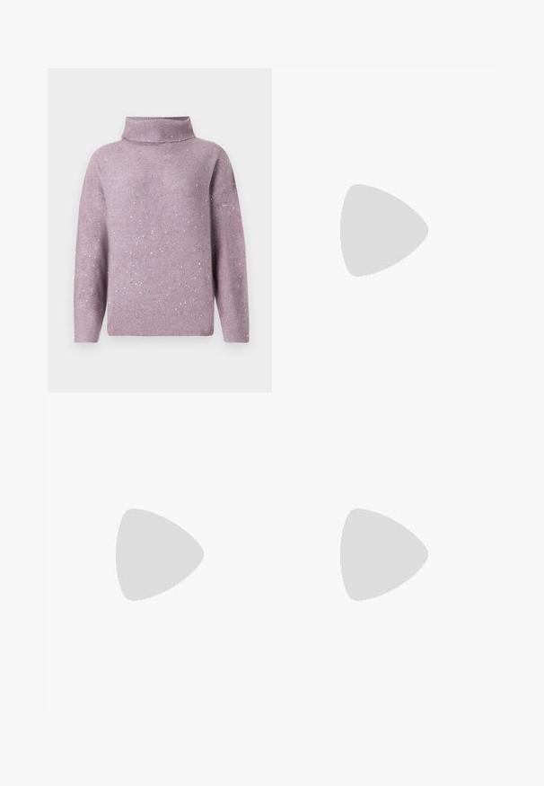 Pull à col roulé de couleur lilas avec des manches longues, poignets et ourlet côtelés, orné de petites paillettes argentées sur l'ensemble du tissu.; Jean flare en denim bleu avec une taille mi-haute, comportant cinq poches, un bouton standard et un léger délavage pour la texture.; Chaussure à talon haut en cuir noir avec un bout pointu, un design incurvé et un talon fin de 5 cm. Texture lisse avec peu d'ornements.; Petit sac à main noir brillant avec deux longues anses et des détails à cordon sur les côtés sur un fond clair uni.