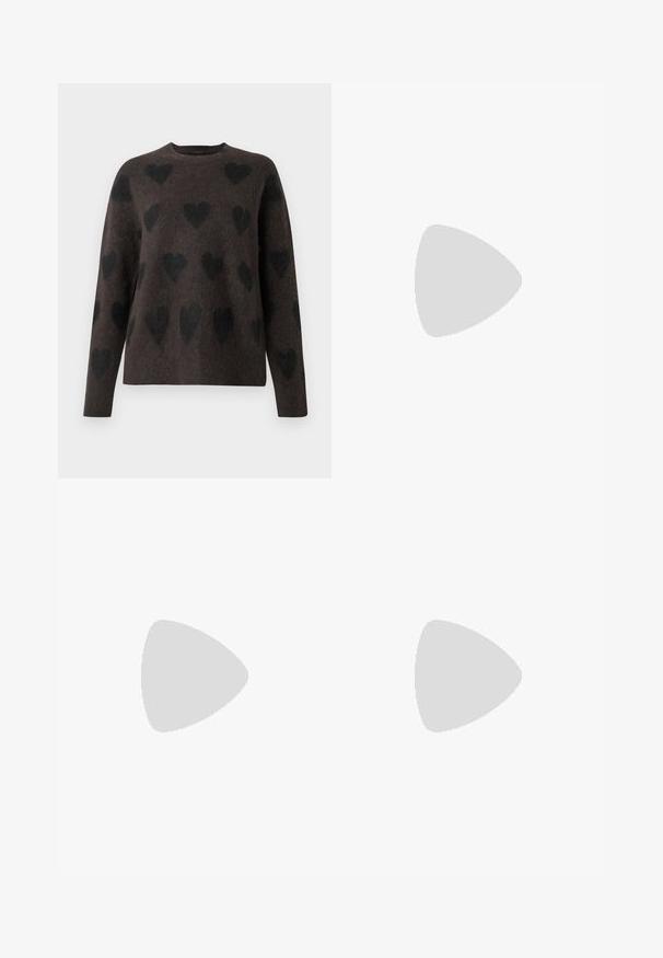 Suéter marrón con una textura suave, que presenta un patrón de corazones negros. Tiene un escote redondo y mangas largas.; Pantalones marrones de pierna ancha con trabillas para cinturón y un lazo de atar en la cintura, hechos de tela ligera, mostrados planos.; Zapato mule negro con punta puntiaguda, tacón stiletto bajo y acabado liso y elegante, mostrado de perfil sobre un fondo blanco.; Zign LEATHER - Bolso shopping - chocolate brown