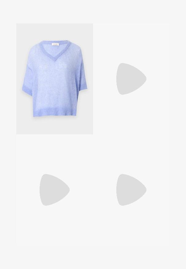 Pull doux bleu clair à manches courtes, col en V, avec ourlet et poignets côtelés, présenté sur un fond blanc.; T-shirt blanc à manches courtes avec bordure gris foncé au col et aux manches, avec le texte « "EMPORIO ARMANI" » centré sur la poitrine.; Jean en denim bleu clair taille haute à jambes larges avec bouton avant et poches, présenté à plat sur fond blanc.; Filippa K REY FLATS - Ballerines - bright red