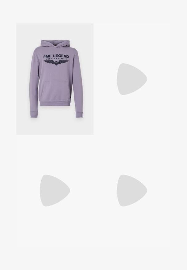 Paarse hoodie van zacht materiaal met een voorzak, geribde manchetten en een grafische print met de tekst "PME LEGEND AMERICAN CLASSIC."; Witte katoenen t-shirt met korte mouwen, ronde halslijn, voorzien van een subtiele reliëflogo op de linkerborst, met een soepele textuur.; Olijfgroene, lichtebroek met een elastische tailleband en verstelbare trekkoord. Heeft rechte pijpen en geen zakken. Gladde textuur.; Witte leren sneakers met een gladde afwerking, ronde neus, platte veters en een gestructureerde zool. Grijze suède accent bij de hiel.