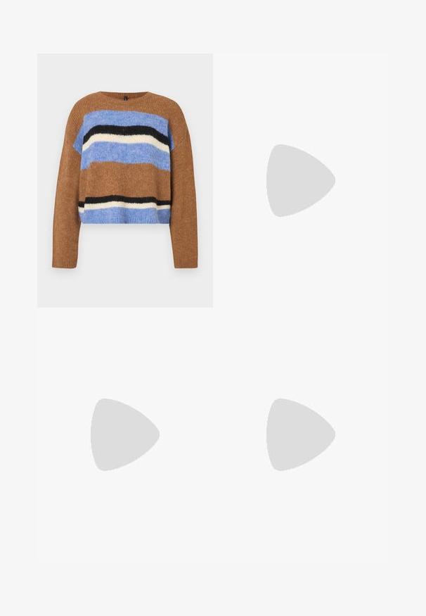 Pull en maille marron avec un col rond, présentant des rayures horizontales en bleu clair, noir et blanc. Texture douce, coupe décontractée, ourlet côtelé.; Jean en denim bleu à jambes larges avec une taille haute, présentant une fermeture à bouton à l'avant, cinq poches et des détails de coutures subtils.; Talons slingback en cuir verni brun avec un bout pointu, un talon fin, et une sangle réglable avec une petite boucle.; Sac à main rectangulaire en cuir marron foncé avec deux anses en boucle et une fermeture à rabat sur un fond clair uni.