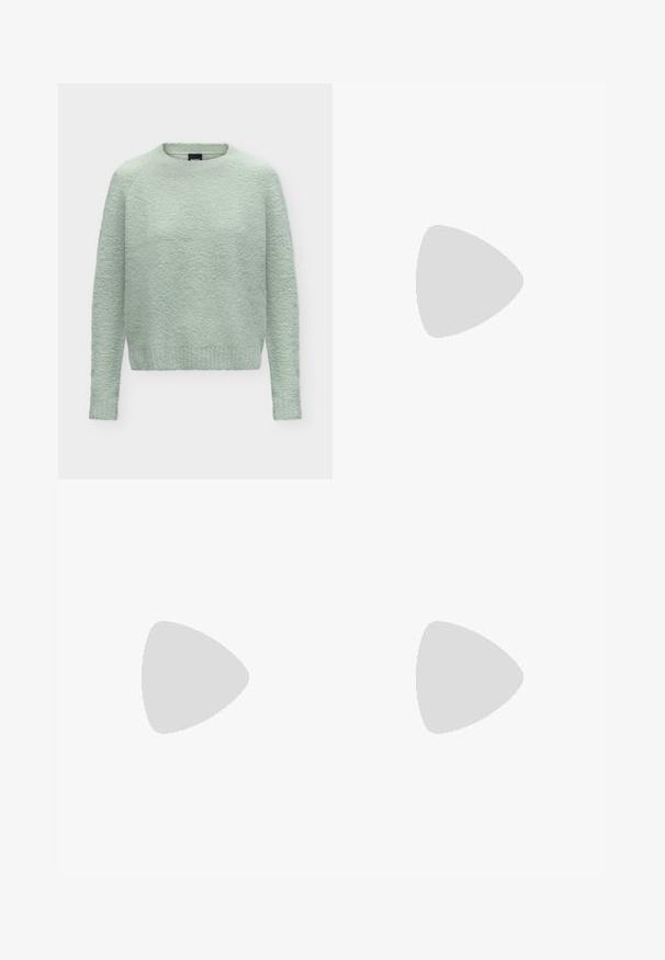 Pull à col rond à manches longues texturé vert clair avec une apparence douce et duveteuse et un ourlet et des poignets côtelés.; Pantalon large bleu marine avec taille élastique et cordon de serrage ajustable, présenté à plat sur un fond blanc.; Chaussure plate beige à bout pointu avec bride arrière, petit talon noir et finition en cuir lisse, vue de côté sur un fond uni.; Petit sac bandoulière en cuir beige avec sangle ajustable, présenté sur un fond clair uni.