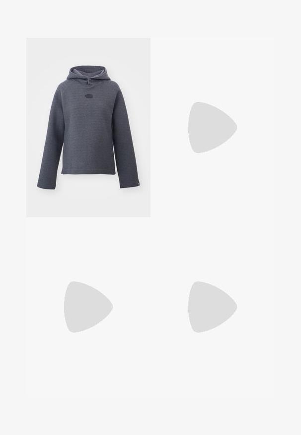 The North Face RELAXED HOODIE - Mikina s kapucňou - black heather; Svetlomodré džínsy s vysokým pásom a rovnými nohavicami, s piatimi vreckami a viditeľným šitím. Materiál má klasickú umývanú textúru.; Čierne semišové tenisky s bielymi akcentmi a šnúrkami, s hrubou bielou podrážkou a kontrastným prešívaním, doplnené o bielu ponožku.; Čierna textilná ramenná taška s mäkkým štruktúrovaným povrchom, zaobleným tvarom a jedným popruhom. Minimalistický dizajn bez viditeľného hardvéru alebo akcentov.