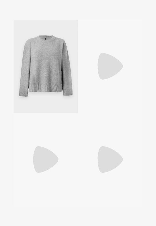 Pull en tricot gris avec un col rond, un ourlet côtelé et des boutons sur les côtés pour une touche de détail. Texture douce et coupe décontractée.; Jupe maxi plissée noire avec une texture lisse et une taille élastique, dotée de plis verticaux qui créent du volume et du mouvement.; Botte en cuir noire montant jusqu'au genou, avec un bout pointu et un petit talon bas, présentée sur un fond clair uni.; Petit sac à main noir brillant avec deux longues anses et des détails à cordon sur les côtés sur un fond clair uni.