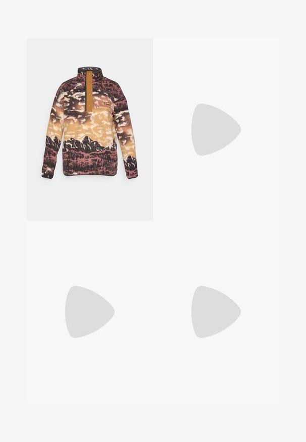 Pull en polaire avec col montant, patte de boutonnage, poche poitrine et motif paysage montagnard dans des tons marron, beige et noir.; Pantalons cargo vert olive en tissu léger, avec une taille élastique, un système de fermeture à cordon, et plusieurs poches zippées.; Chaussure de trail marron et noire avec des rayures blanches, en l'air au-dessus d'un terrain rocheux, sur un fond de montagne flou.; Sac à dos à enroulement vert olive avec poche avant à rabat, fermeture à boucle métallique, poches latérales et poignée supérieure tissée.