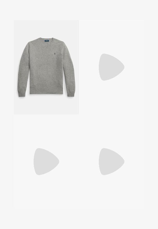 Suéter gris de punto con mangas largas, puños y dobladillo acanalados, con un pequeño logo bordado en el pecho izquierdo. Diseño clásico de cuello redondo.; Camisa blanca de manga larga con cierre de botones, cuello abotonado y pequeño logo oscuro de Polo Ralph Lauren en el pecho izquierdo.; Pantalones beige de pierna recta con trabillas para cinturón, bolsillos laterales y una cintura abotonada sobre fondo blanco.; Mocasín negro de cuero con detalle de cordones y suela baja de goma, visto de lado sobre un fondo claro y liso.
