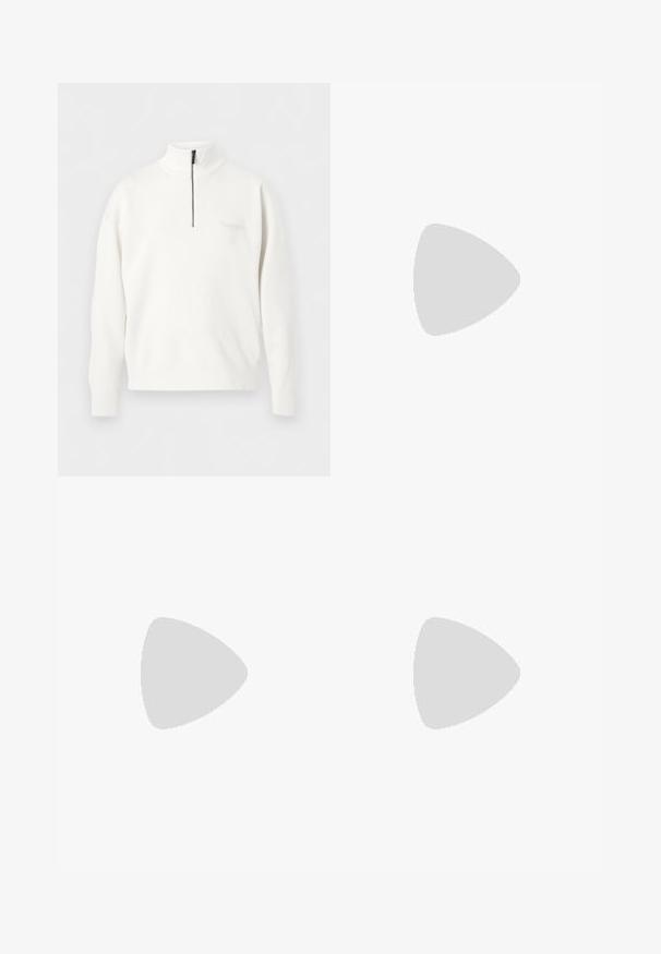 Pull-over blanc à manches longues avec un col montant et une fermeture éclair partielle noire au centre devant.; Polo à manches courtes bleu clair avec un col zippé et une petite écusson carré sur la poitrine gauche.; Jean denim bleu clair droit avec poches avant, passants pour ceinture, bouton et fermeture éclair.; Chaussure plateforme noire en cuir à enfiler, avec une semelle épaisse et un petit logo doré "HUGO" près du talon sur un fond clair uni.