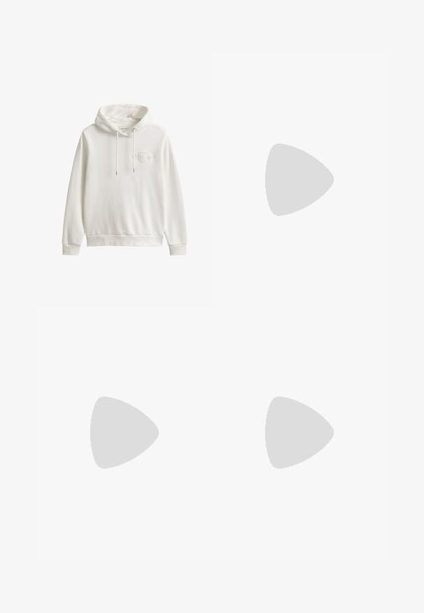 Sweat à capuche blanc GANT avec cordons et logo brodé discret sur la poitrine gauche, poignets et ourlet côtelés, présenté sur fond uni.; T-shirt en coton blanc à manches courtes, avec un col rond et une écusson central avec un logo en beige et détails dorés.; Jean droit bleu clair avec bouton et fermeture éclair à l'avant, passants de ceinture et poches avant.; Baskets montantes noires en cuir lisse avec une semelle en caoutchouc blanche. Comprend des œillets pour les lacets et un petit logo de la marque sur le côté.
