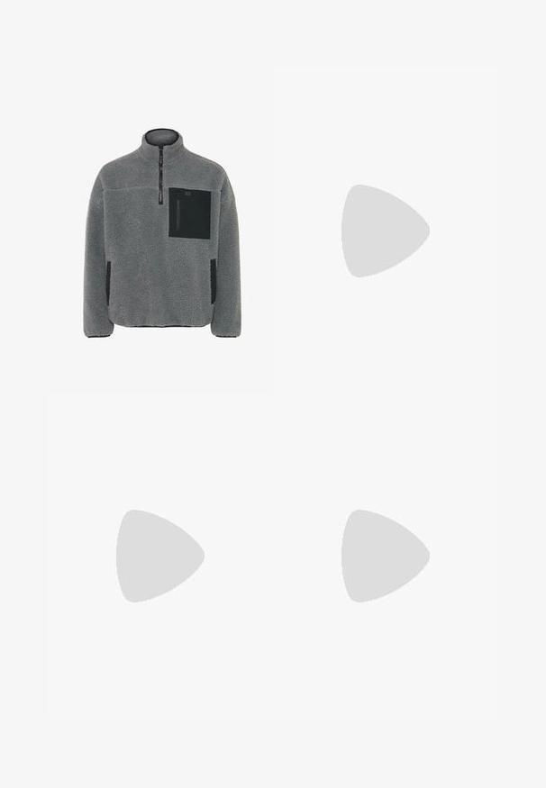 Pull en polaire gris clair avec un tissu texturé, fermeture zip quart, et accents de poche noirs sur la poitrine et les côtés.; T-shirt blanc oversize à manches courtes, col rond, épaules tombantes, posé à plat sur fond gris clair.; Pantalon gris avec une texture lisse, une coupe droite et un motif vertical subtil. Comprend des passants de ceinture et des poches avant et arrière.; Basket blanche de sport avec des motifs ondulés, des panneaux en mesh et une semelle épaisse et rembourrée, montrée de profil sur un fond clair uni.