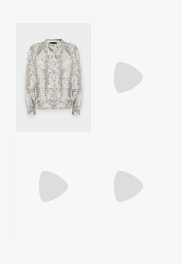 Pull à col rond, avec une base gris clair et un imprimé naturel représentant des arbres et des feuilles aux tons verts et bruns sobres.; Jean en denim bleu foncé à jambes droites avec passants pour ceinture et une ceinture noire, poches avant et coutures visibles sur fond blanc.; Chaussure en cuir noir avec une surface texturée, bout rond, design à lacets et semelle en caoutchouc noir épaisse. Flottant au-dessus d'un tapis tissé.; Sac cabas noir avec poche zippée à l'avant et double poignée, posé sur un fond clair uni.