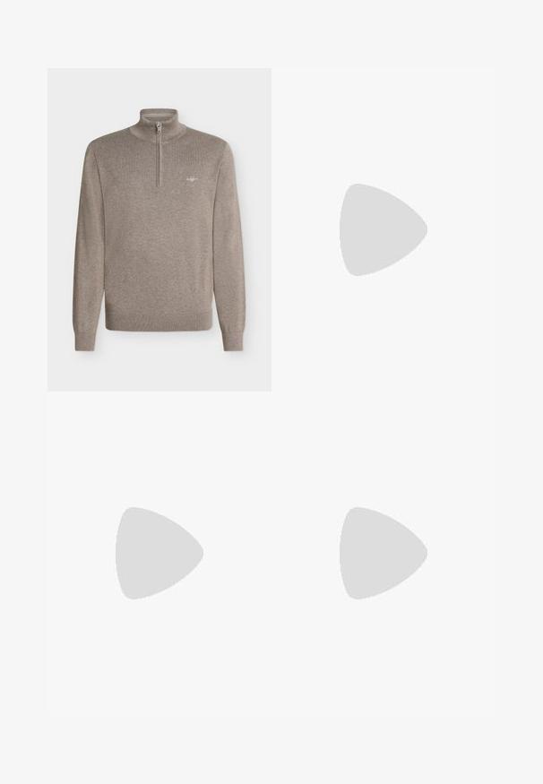 Pull à manches longues couleur taupe avec une demi-fermeture éclair et un petit logo brodé sur la poitrine gauche.; T-shirt noir en coton côtelé à manches courtes avec col rond et petite étiquette blanche à l'intérieur du col.; Jean bleu foncé droit avec fermeture avant par bouton et fermeture éclair, passants de ceinture et coutures visibles sur fond uni.; Mocassins en cuir noir avec une finition texturée, dotés d'une bride décorative à l'avant et d'un bout arrondi. Semelle en caoutchouc pour plus de durabilité.