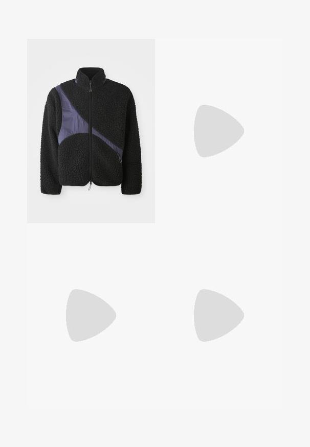 Μαύρο fleece μπουφάν με διαγώνια μωβ ναυλον ένδειξη, ψηλό γιακά, κλείσιμο με φερμουάρ και υφασμάτινη υφή για επιπλέον ζεστασιά.; Μαύρες cargo παντελόνες φτιαγμένες από ανθεκτικό υλικό, με ζώνη στη μέση, τέσσερις τσέπες και ίσια γραμμή.; Μαύρο ψηλό αθλητικό παπούτσι με κορδόνια που αιωρείται πάνω από μπεζ χαλί, ξύλινο στρογγυλό τραπέζι με στοίβες βιβλίων σε ένα φωτεινό μοντέρνο καθιστικό.; Μαύρη τσάντα χιαστί σε σχήμα σταγόνας με ρυθμιζόμενο λουρί και με μπροστινή τσέπη με φερμουάρ που διαθέτει μικρό λογότυπο μάρκας.
