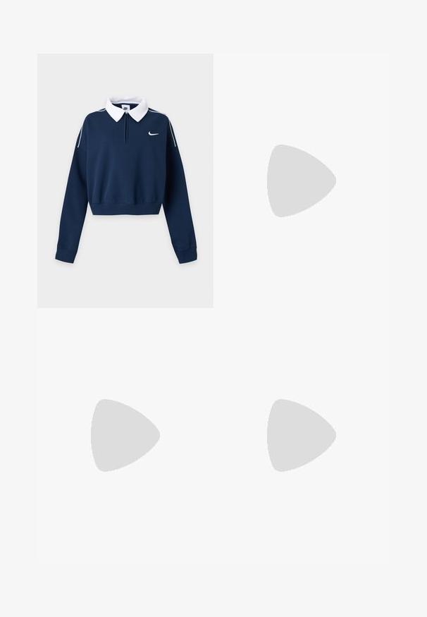 Μπλε ναυτικό, μακρυμάνικο cropped sweatshirt με λευκό γιακά, μικρό λευκό λογότυπο Nike swoosh στο αριστερό στήθος και λευκή ρίγα στους ώμους.; Λευκά, ριγέ αθλητικά σορτς με ελαστική μέση και μικρό μαύρο λογότυπο Nike στη κάτω αριστερή πλευρά. Απλός, μινιμαλιστικός σχεδιασμός.; Λευκό και ανοιχτό γκρι αθλητικό παπούτσι Nike με υφή στο πάνω μέρος, μαύρη σόλα και ορατή αερόσολα στη φτέρνα, εμφανιζόμενο σε πλαϊνή όψη.; Μαλακή, ανοιχτό γκρι τσάντα hobo φτιαγμένη από συνθετικό υλικό. Διαθέτει μία επενδεδυμένη χειρολαβή και μια τσέπη με φερμουάρ στο πλάι.