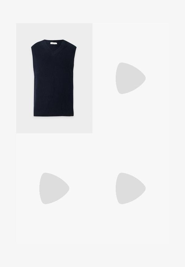 Veste sans manches en tricot bleu marine avec col en V et ourlet côtelé, exposée sur un fond clair uni.; Chemise bleu marine à manches longues, à motif à petits carreaux, avec une poche poitrine unique et des boutons blancs sur fond uni.; Jean bleu clair à jambes droites avec poches avant, fermeture par bouton et légère décoloration sur les cuisses et les genoux.; Chaussure slip-on en cuir noir avec une tige lisse, des accents cousus, un bout arrondi et un petit talon en caoutchouc. La semelle présente un profil de traction minimal.