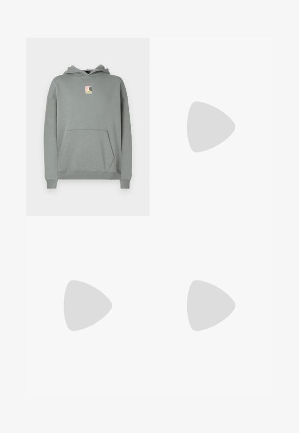Sweat-shirt gris avec capuche, doté d'une poche avant et d'un petit écusson logo en rose, blanc et noir au niveau de la poitrine. Design classique.; T-shirt en coton bleu clair avec un col rond et des manches courtes, arborant un patch logo cartoon vert sur la poitrine gauche.; Pantalon cargo en denim bleu clair avec une coupe décontractée, doté de poches latérales, d'une coupe droite et de détails de couture visibles.; Sneaker Nike Air Max 90 blanche avec une tige en mesh et cuir, une boîte à orteils perforée et une unité air visible au talon.