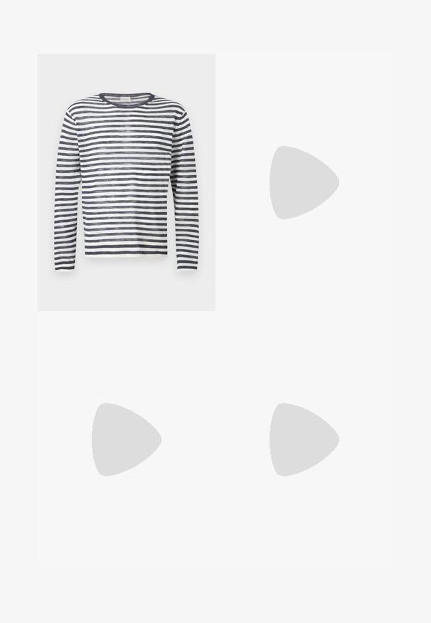 Pull en maille à manches longues et col rond avec des rayures horizontales bleu marine et blanches.; Chemise noire à manches longues avec col pointu et deux poches poitrine à l'avant, chacune fermée par un bouton blanc.; Jean noir taille haute à jambes larges, avec bouton frontal, fermeture éclair, passants pour ceinture et cinq poches, présenté sur un fond uni.; Mocassin en cuir noir avec une finition brillante, bout arrondi, détails de couture subtils et semelle en caoutchouc épaisse pour la durabilité.