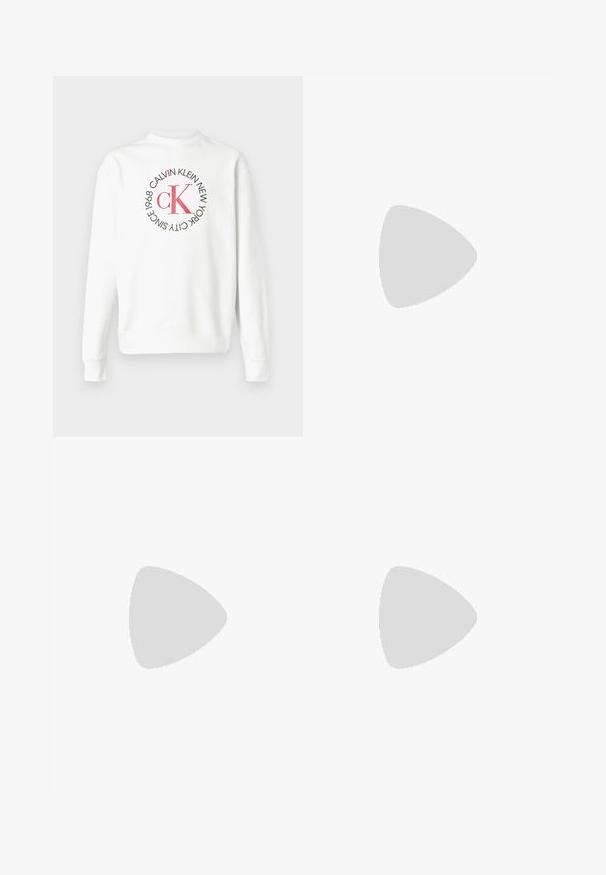 Hvid langærmet sweatshirt med rund hals og rødt CK-logo omgivet af sort tekst, der lyder "Calvin Klein New York City Since 1968" på forsiden.; Brun kortærmet T-shirt med rund hals og reflekterende sølvlogo "Calvin Klein" centreret på brystet.; Blå, højtaljede, straight-fit jeans med knapper og lynlås foran, fem lommer og en lille mærket patch på højre lomme.; Beige ruskind sneakers med rund tå, snørret foran og en brun ruskindsdetalje på hælen. Har en tekstureret gummisål.