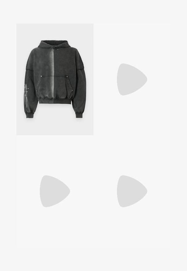 Sweat à capuche noir surdimensionné avec un effet dégradé, comprenant une poche frontale, des poignets côtelés et un motif graphique détaillé sur la manche. Matière douce.; T-shirt blanc à manches courtes et col rond avec un petit logo blanc en relief sur la poitrine gauche et une étiquette rouge de la marque Diesel à l’intérieur du col.; Jean taille haute à jambes larges avec une partie supérieure grise délavée se fondant en noir uni sur les jambes inférieures, doté de poches avant et de passants pour ceinture.; Bottes basses imperméables noires avec tige lisse et extensible, semelle en caoutchouc moulée et fermeture éclair latérale ; design distinct avec embout large et arrondi.