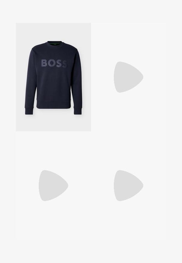 Sweat-shirt bleu marine à manches longues avec poignets et ourlet côtelés, arborant un lettrage "BOSS" en relief sur la poitrine.; Chemise grise à manches longues avec boutons, deux poches poitrine, col pointu et patch logo sur la partie supérieure gauche de la manche.; Jean droit en denim bleu clair avec fermeture par bouton et zip, poches avant et arrière, et passants de ceinture à la taille.; Bottine en cuir noir à talon bas, couture latérale et petit logo "HUGO" sur le revers supérieur sur un fond uni.