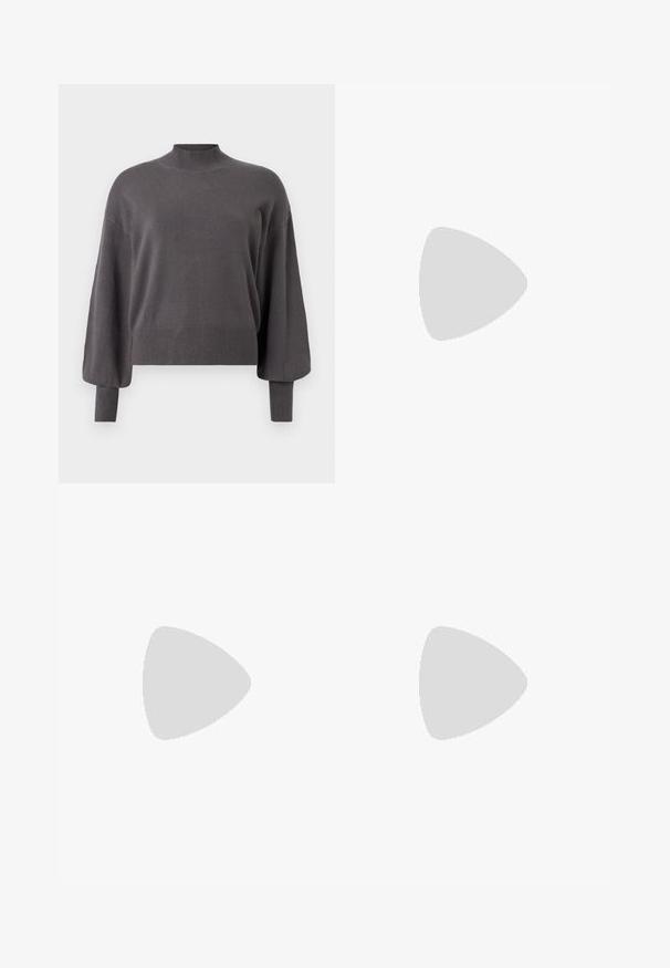 Pull gris en maille avec col montant et manches larges. Comprend des poignets et un ourlet côtelés, avec une texture douce et une coupe décontractée.; Jean large bleu clair en denim avec taille haute, doté d'un bouton de fermeture et de cinq poches. Texture lisse et silhouette décontractée.; Bottine en cuir noir à bout pointu et petit talon kitten, présentée en angle devant un sol poli et un mur en blocs de verre.; Sac à épaule en cuir noir avec forme triangulaire incurvée, une seule sangle ajustable, et une couture diagonale visible à l'avant.